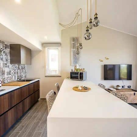 Ilenia Seaview 公寓 *